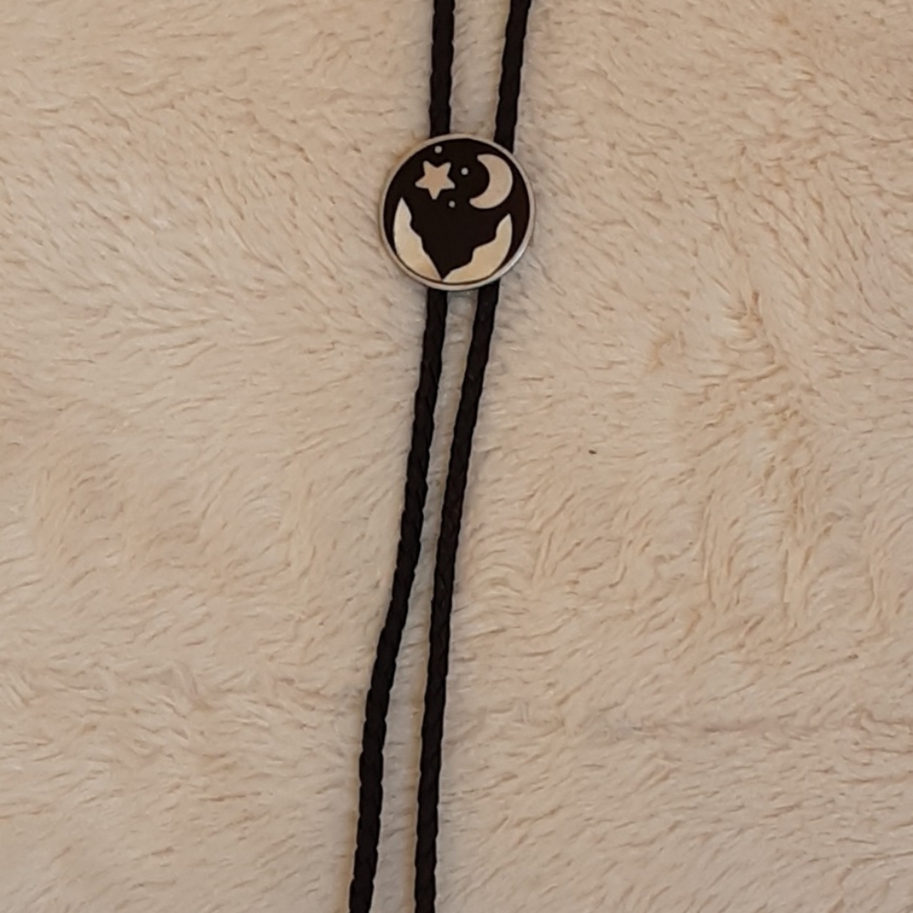 VINTAGE BOLO TIE WITH SHELL INLAY OF MOON AND STARS.